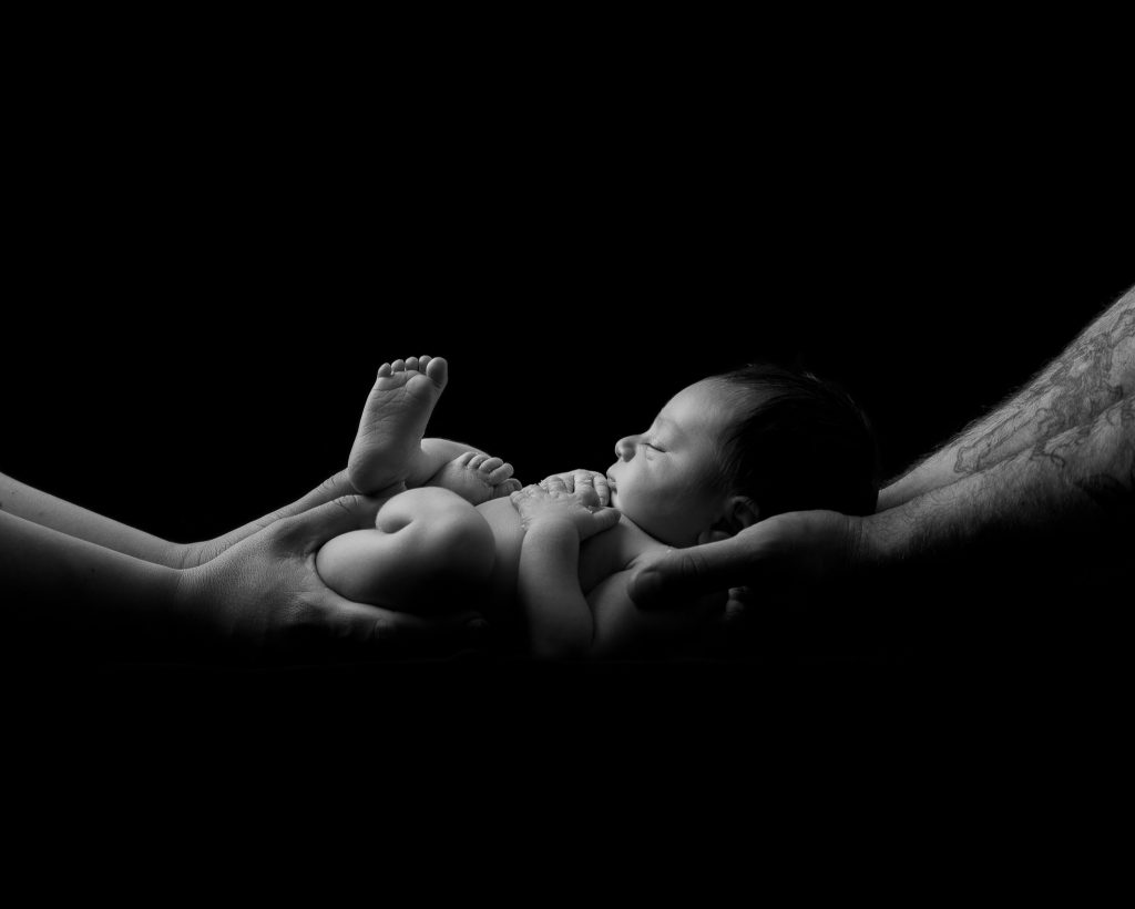 svartvitt bebisbild, nyfödd